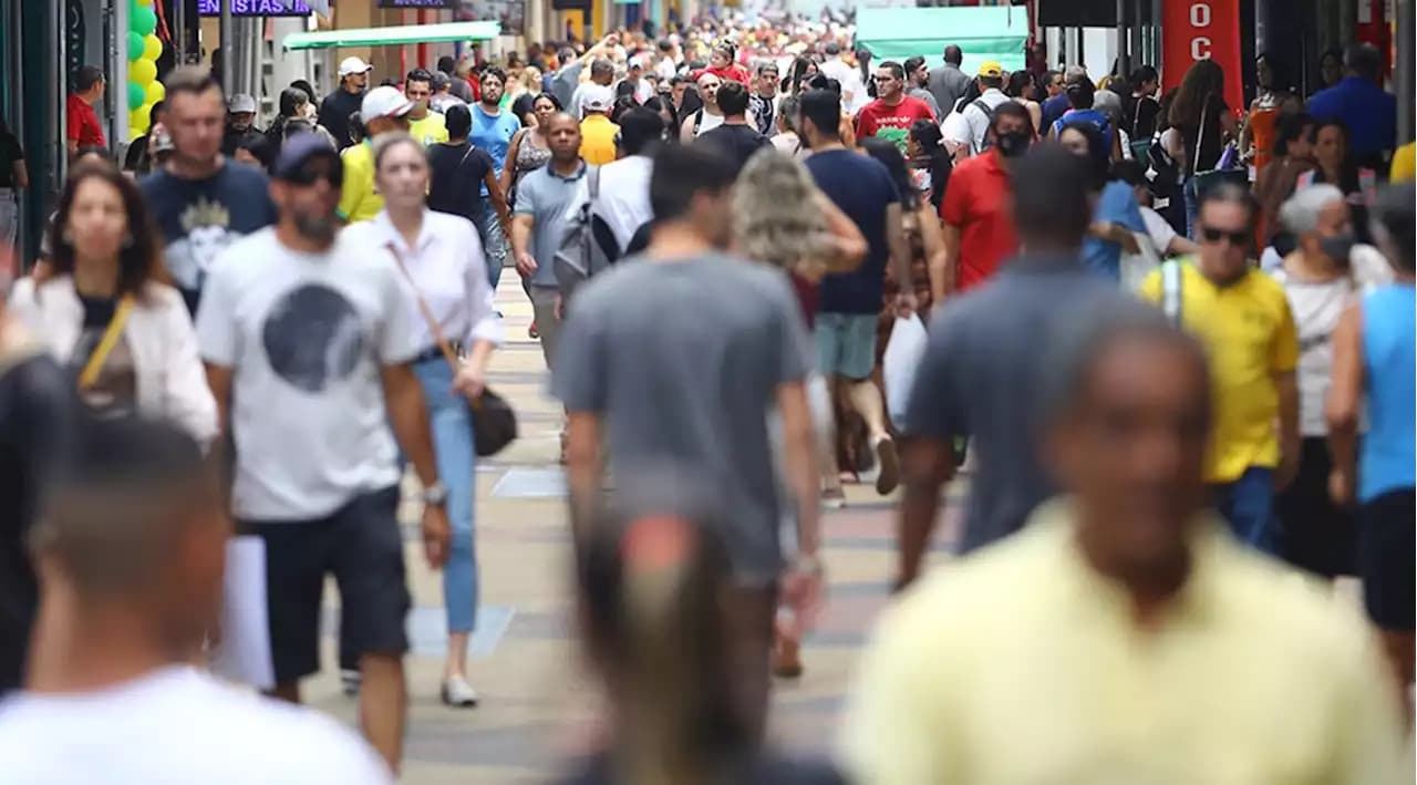 Pesquisa mostra visão dos brasileiros sobre aborto, adoção por casais gays e descriminalização das drogas