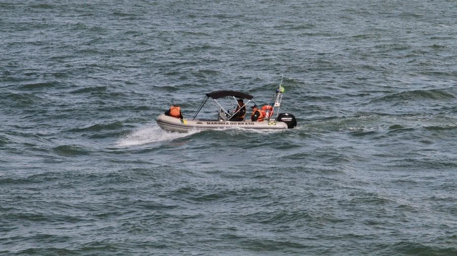 Barco naufraga no litoral de SC; 12 pessoas estão desaparecidas