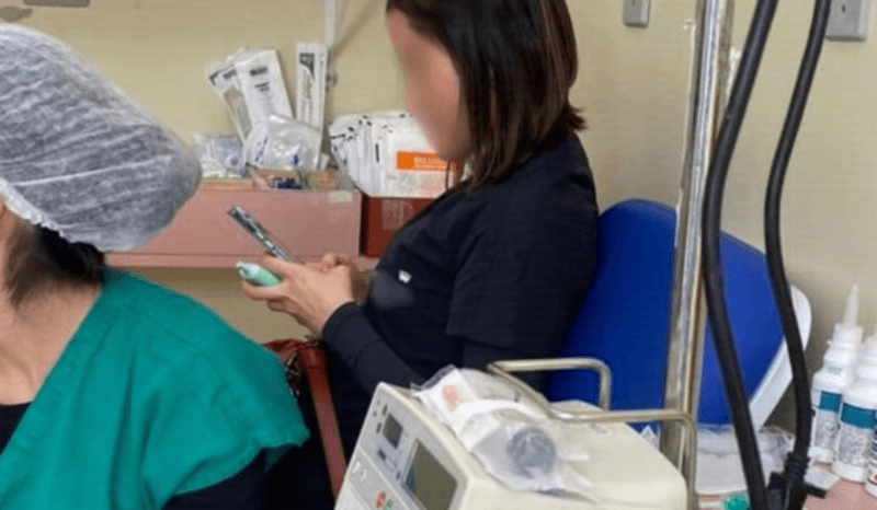 Estudante de medicina é flagrada com cigarro eletrônico dentro de sala de parto