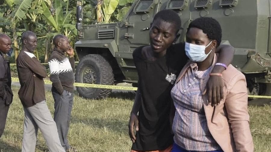 Ataque a escola de Uganda deixa 41 mortos, a maioria estudantes