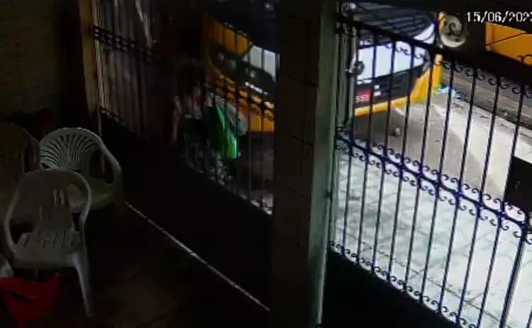 VÍDEO: Ônibus invade calçada e quase esmaga idosa em Belém