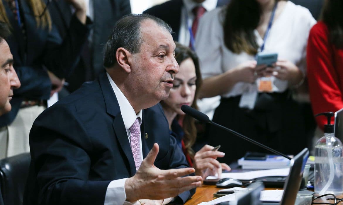 “Narcotráfico emprega mais que prefeituras no AM”, diz Omar Aziz