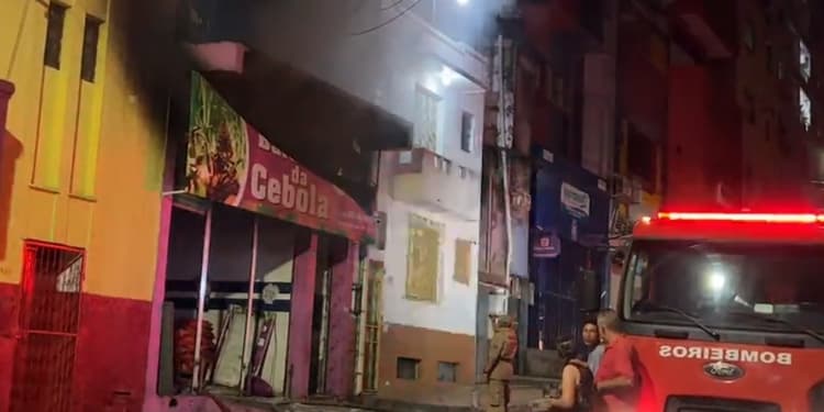 VÍDEOS: Depósito de alimentos pega fogo no centro de Manaus