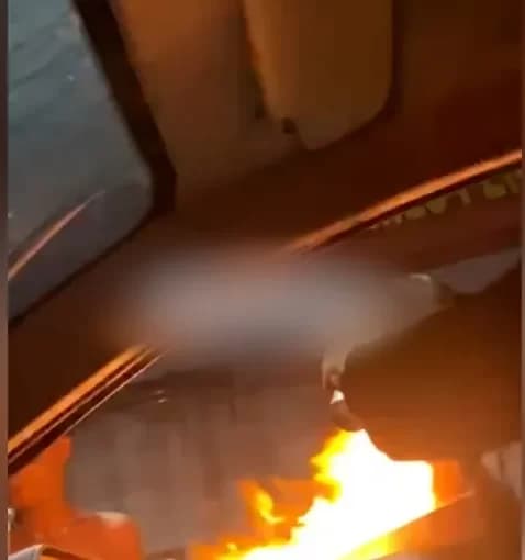 VÍDEO: Homem incendeia cabelo de garota de programa e ri da cena