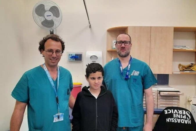 Médicos colocam cabeça de menino no lugar após queda de bicicleta