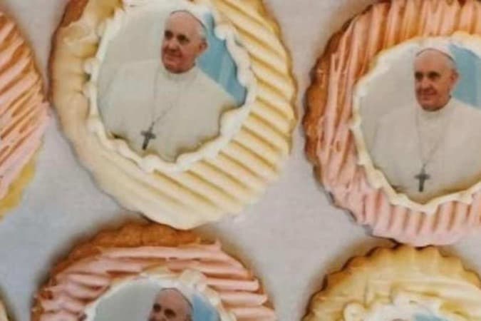 Biscoitos com rosto do Papa Franscico são sucesso entre fiéis