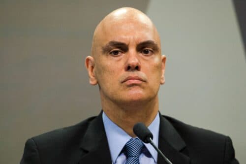 Moraes aplica multa de R$ 700 mil contra rede social X, de Elon Musk