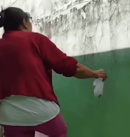 VÍDEO: mulher joga cocô na casa da vizinha e confusão termina na delegacia