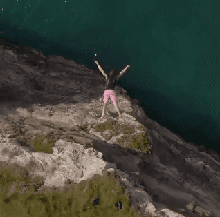 VÍDEO: Homem viraliza ao saltar de lugares extremamente altos