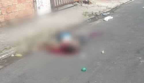 Homem é morto a pedradas após tentar roubar motocicleta, em Manaus