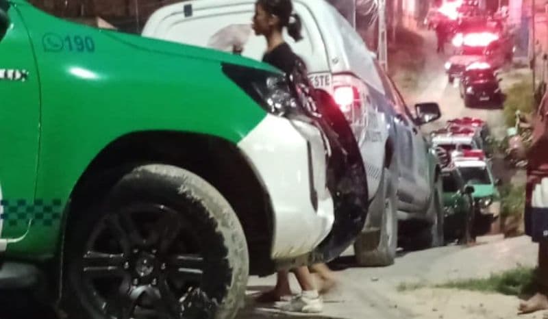 Vídeo: PM tem arma roubada após se envolver em briga por conta de Iphone, em Manaus