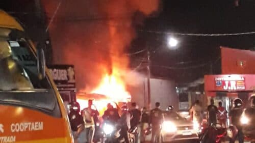 VÍDEO: Lanchonete fica parcialmente destruída após pegar fogo, em Manaus