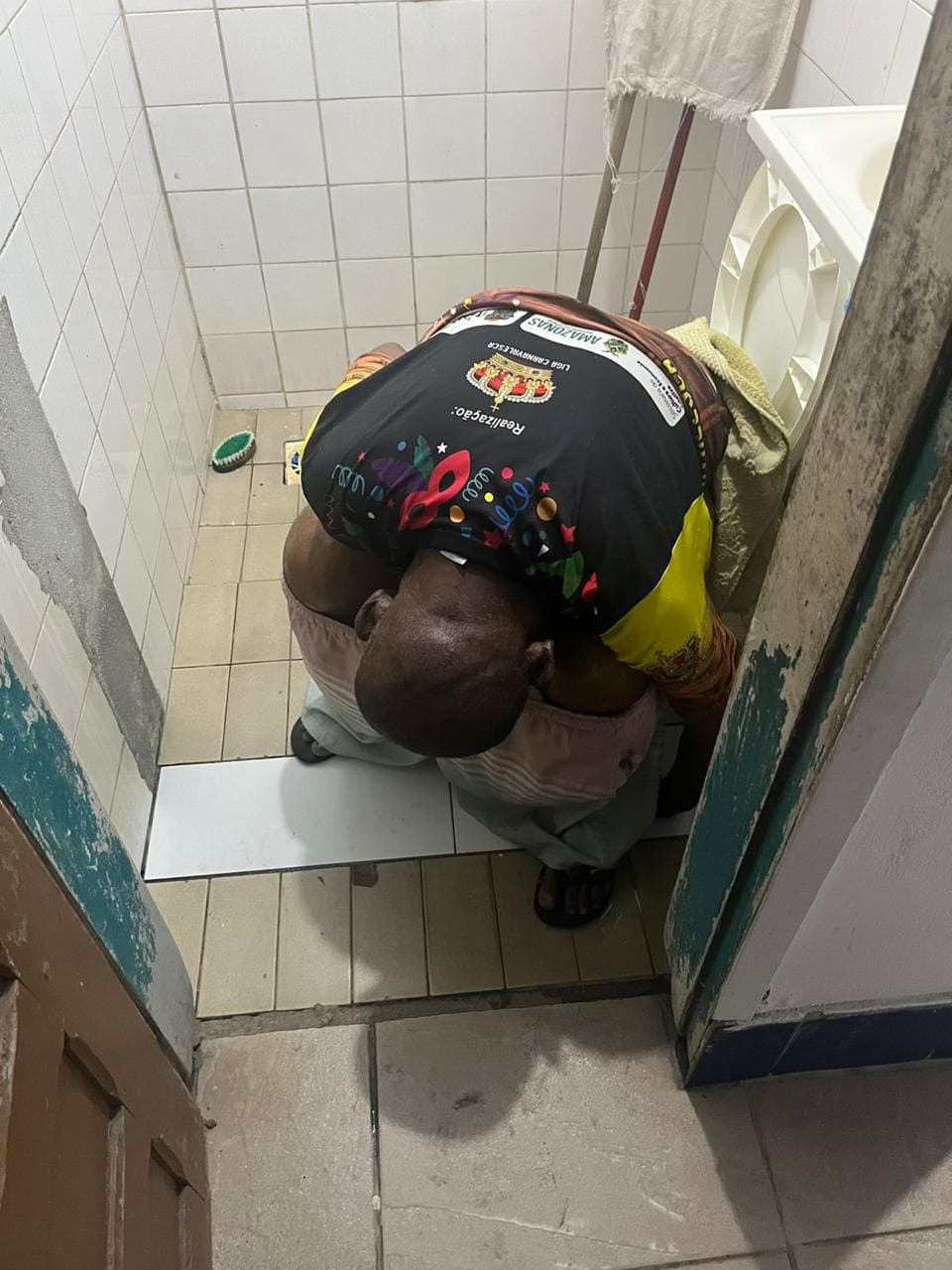 Homem é encontrado morto sentado em privada no AM