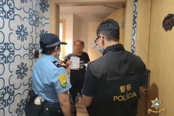 Mulher é presa após chamar os bombeiros mais de 2 mil vezes por se sentir só