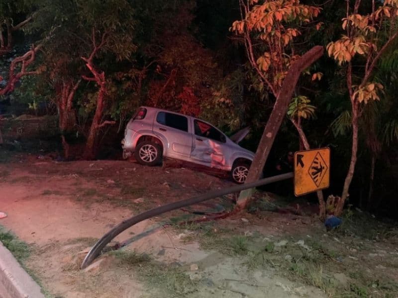 Acidente envolve três veículos e deixa carro à beira de ribanceira, em Manaus