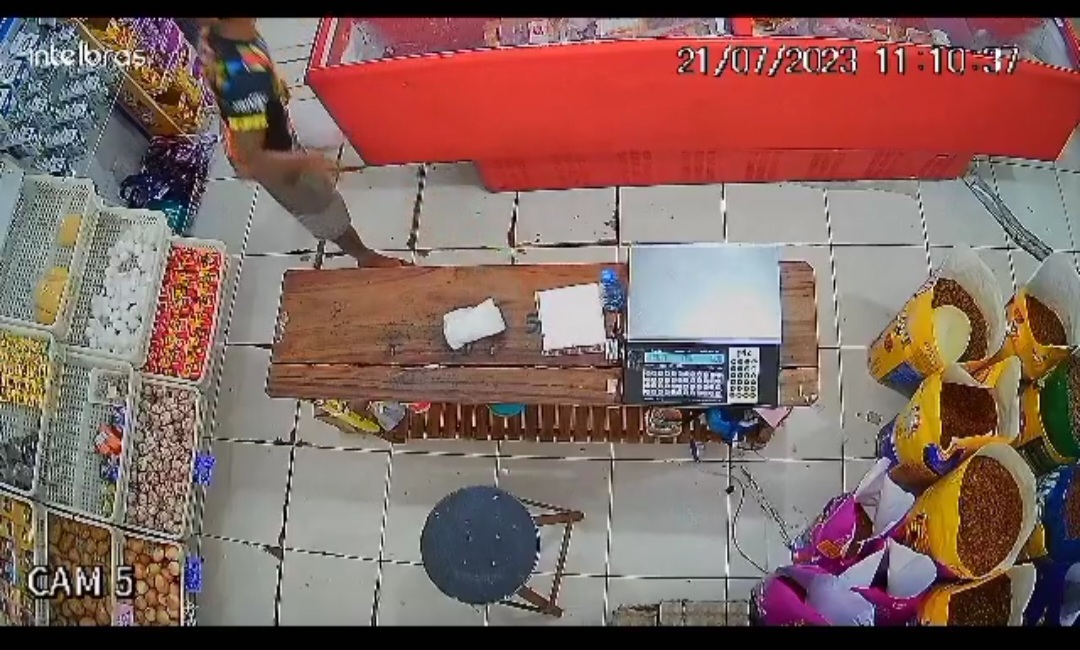VÍDEO: Homem usa criança para disfarçar roubo de celular em mercadinho no AM