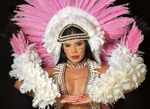 VÍDEO: Cunhã-poranga do Boi Caprichoso impressiona ao surgir suspensa em alegoria