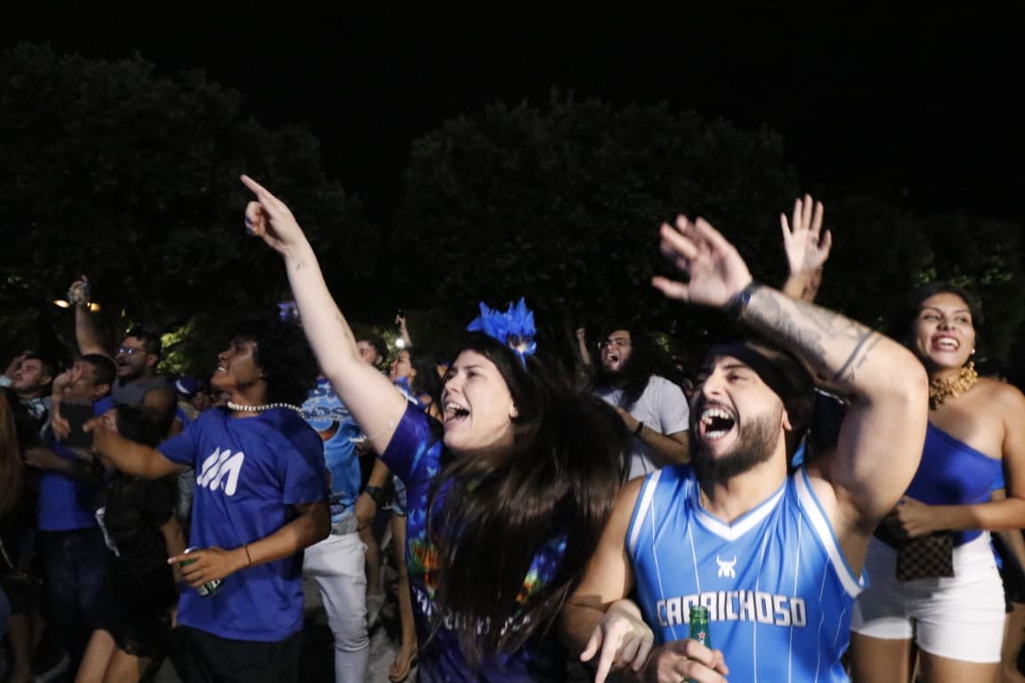 Transmissão da 1ª noite do Festival de Parintins atrai multidão e emociona torcedores, em Manaus