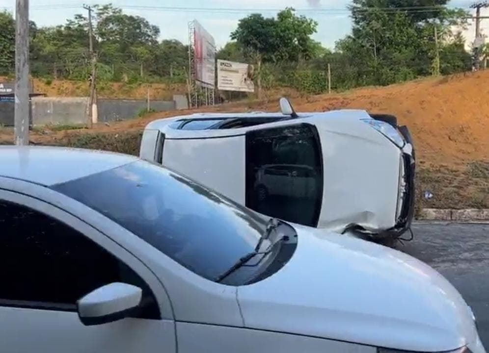 VÍDEO: carro e caçamba tombam na Avenida do Turismo