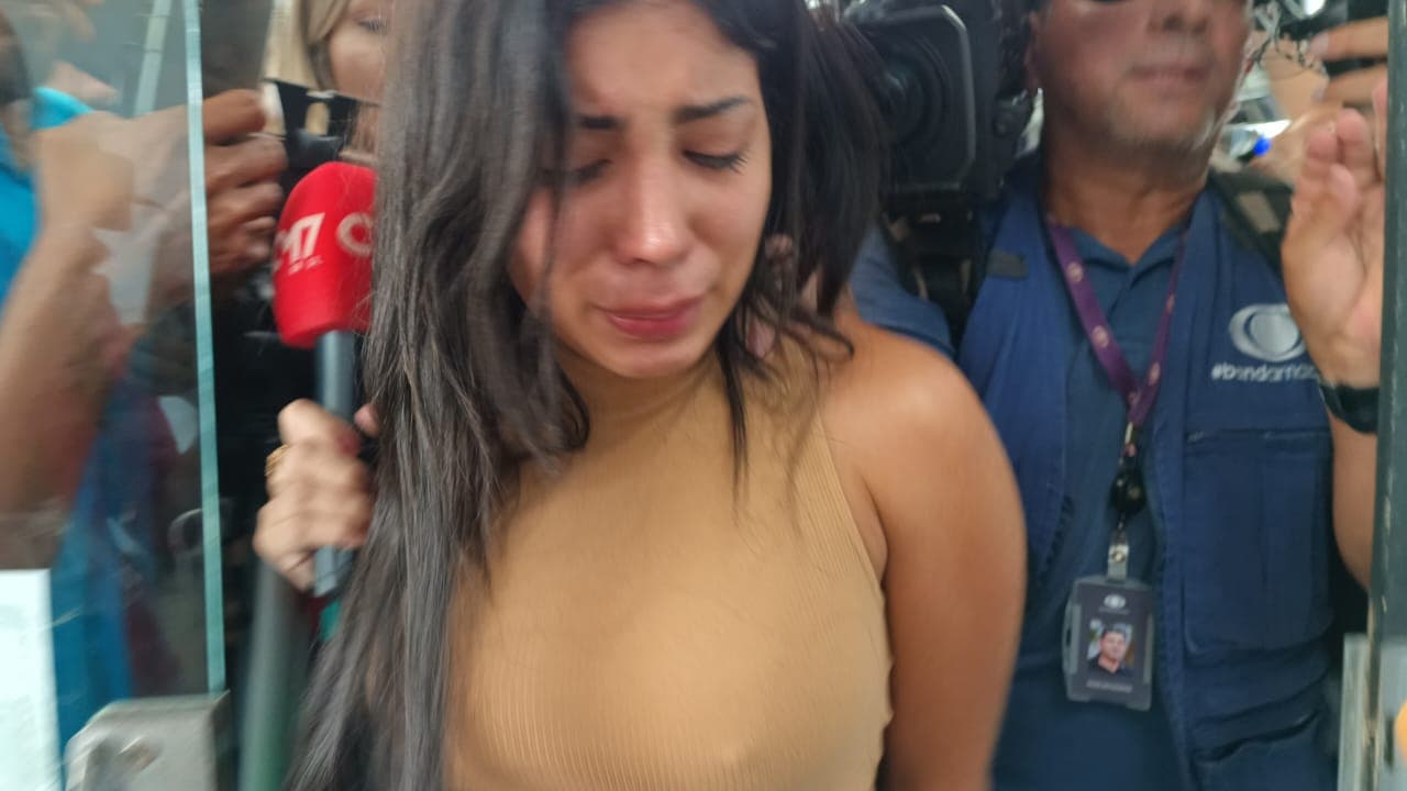 VÍDEOS: Presa, influenciadora Isabelly Aurora chega aos prantos em delegacia de Manaus