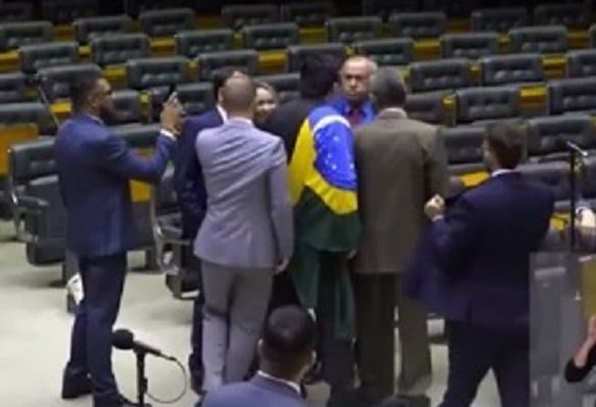 VÍDEO: Deputado bolsonarista parte para cima de petista em bate-boca: ‘Seja homem’