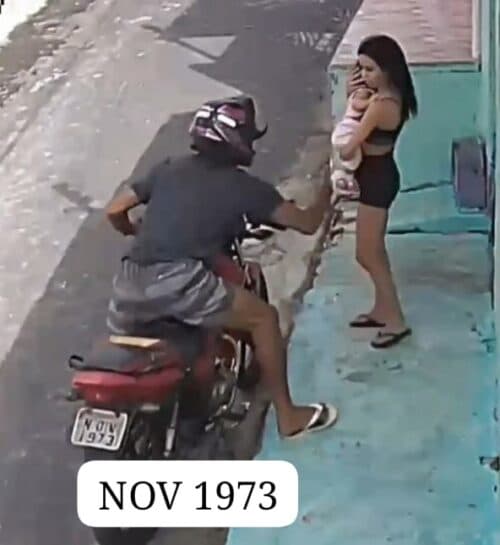 VÍDEO: Mãe de família é assaltada enquanto caminha com bebê no colo, em Manaus