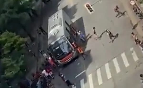 VÍDEO: Usuários de drogas atacam ônibus no centro de SP