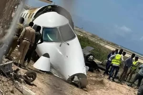 VÍDEO: Avião da Embraer com 30 passageiros bate contra muro na Somália