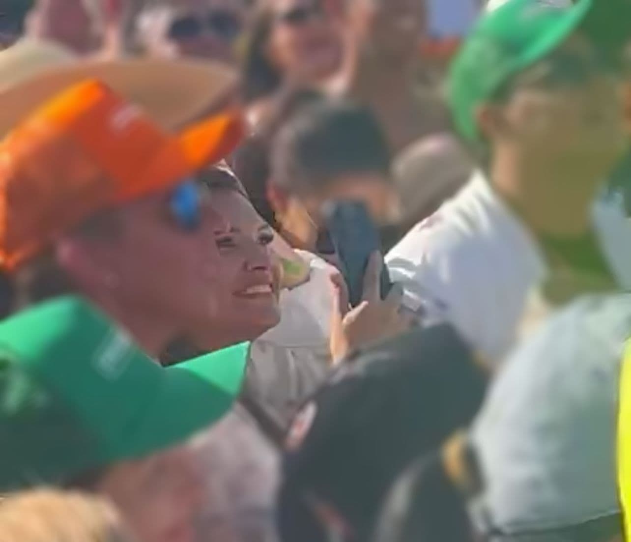 Em semana de votações importantes na Aleam, Joana Darc é vista em cruzeiro nas Bahamas