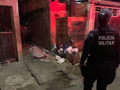 VÍDEO: Homem sofre emboscada e é executado a sangue frio em beco de Manaus