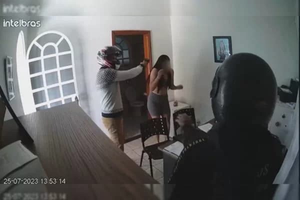 VÍDEO: criminosos fazem ‘roleta-russa’ durante assalto à família