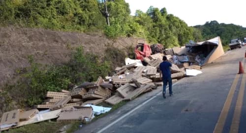 VÍDEO: Motorista fica ferido após carreta tombar e espalhar produtos na BR-174