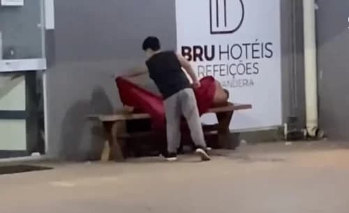 VÍDEO: criança viraliza ao cobrir morador de rua durante noite fria