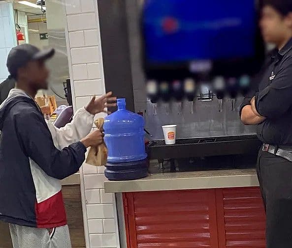 VÍDEO: Cliente tenta encher galão de 20 litros com refil de refrigerante e viraliza na web