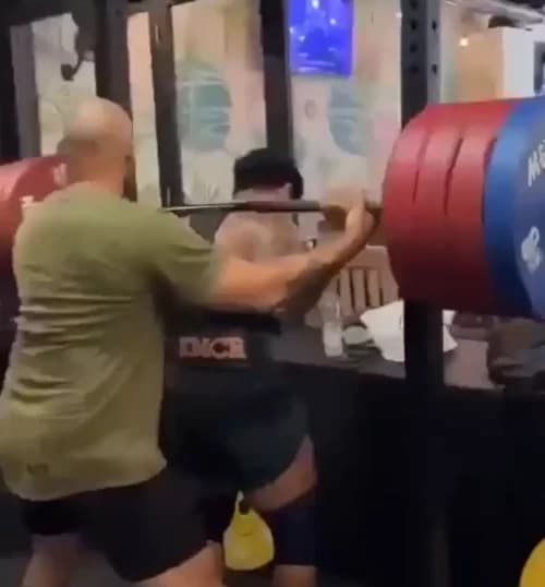 VÍDEO: Fisiculturista quebra pescoço e morre esmagado ao tentar carregar barra de 210kg