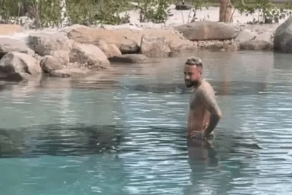 Neymar recebe multa milionária por construção de lago artificial