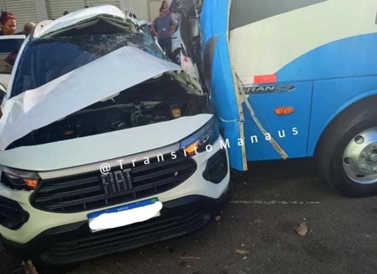 Condutor fica preso às ferragens após colidir com rota em Manaus