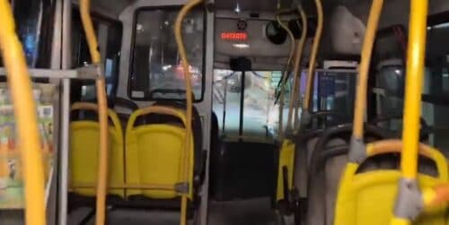 Durante assalto a ônibus, passageiro reage e acaba espancado, em Manaus