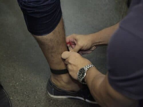 Decisão judicial manda soltar membro de facção sob uso de tornozeleira, no AM