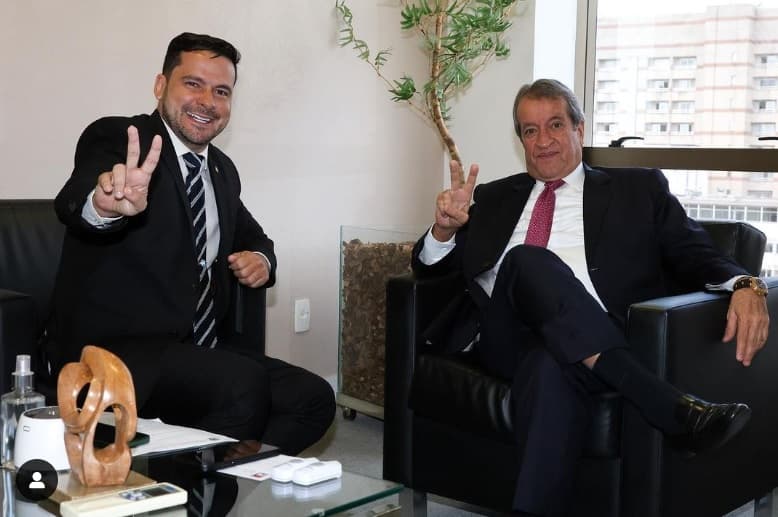 Alberto Neto posa com Valdemar Costa: “Reino dividido não prospera”