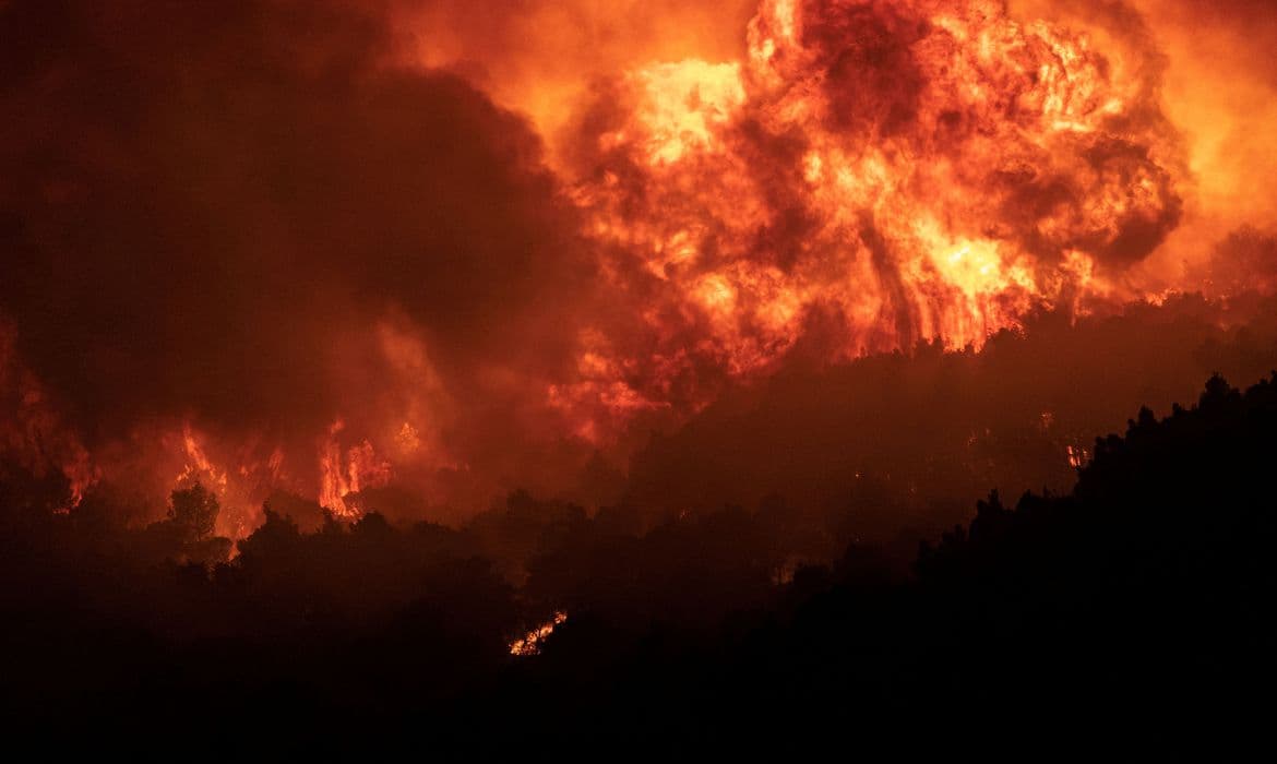 Incêndios na Grécia destroem dezenas de hectares de terra