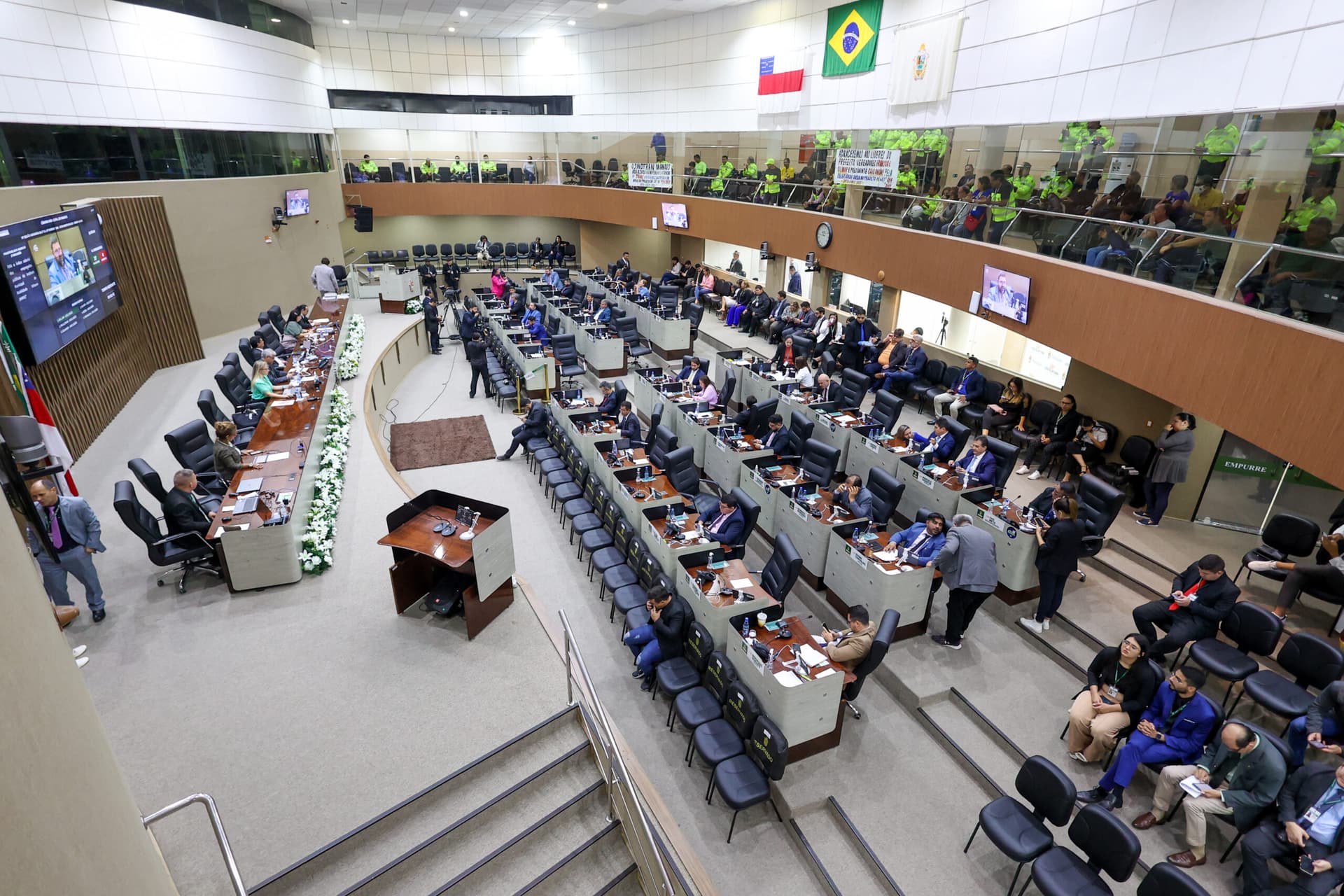 “Que não possamos ser levianos”, diz Dione Carvalho a Marcelo Serafim sobre permuta de terrenos na CMM