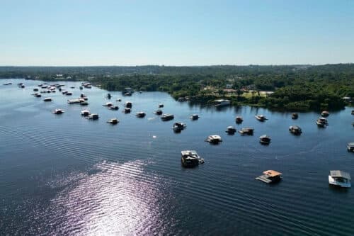 Justiça dá 10 dias para Prefeitura de Manaus retirar flutuantes do Tarumã e manda PM ajudar