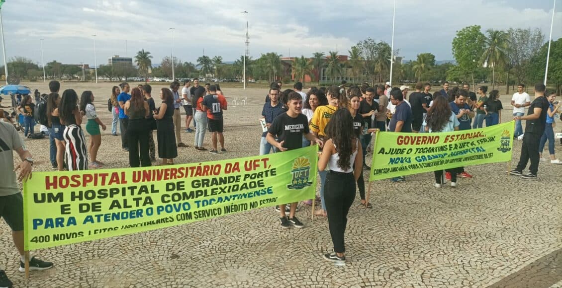Estudantes protestam para mobilizar governo pela construção do hospital universitário em Palmas