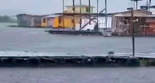 Vídeo flagra flutuante sendo arrastado durante temporal no AM; Veja