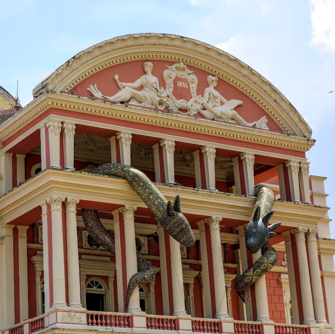 ‘Entidades’ na fachada do Teatro Amazonas chamam atenção
