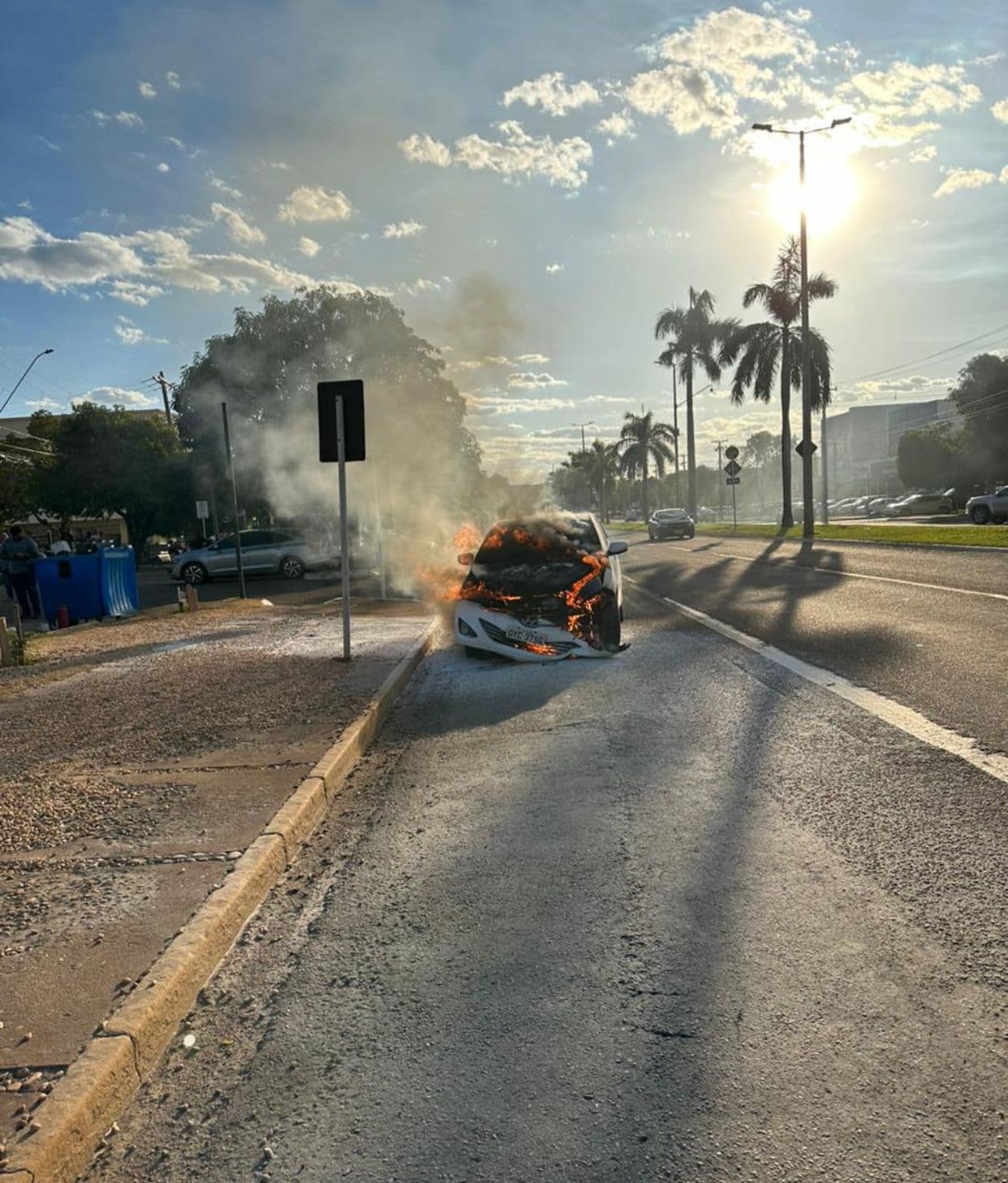 VÍDEO: Possível pane elétrica faz carro pegar fogo em avenida de Palmas