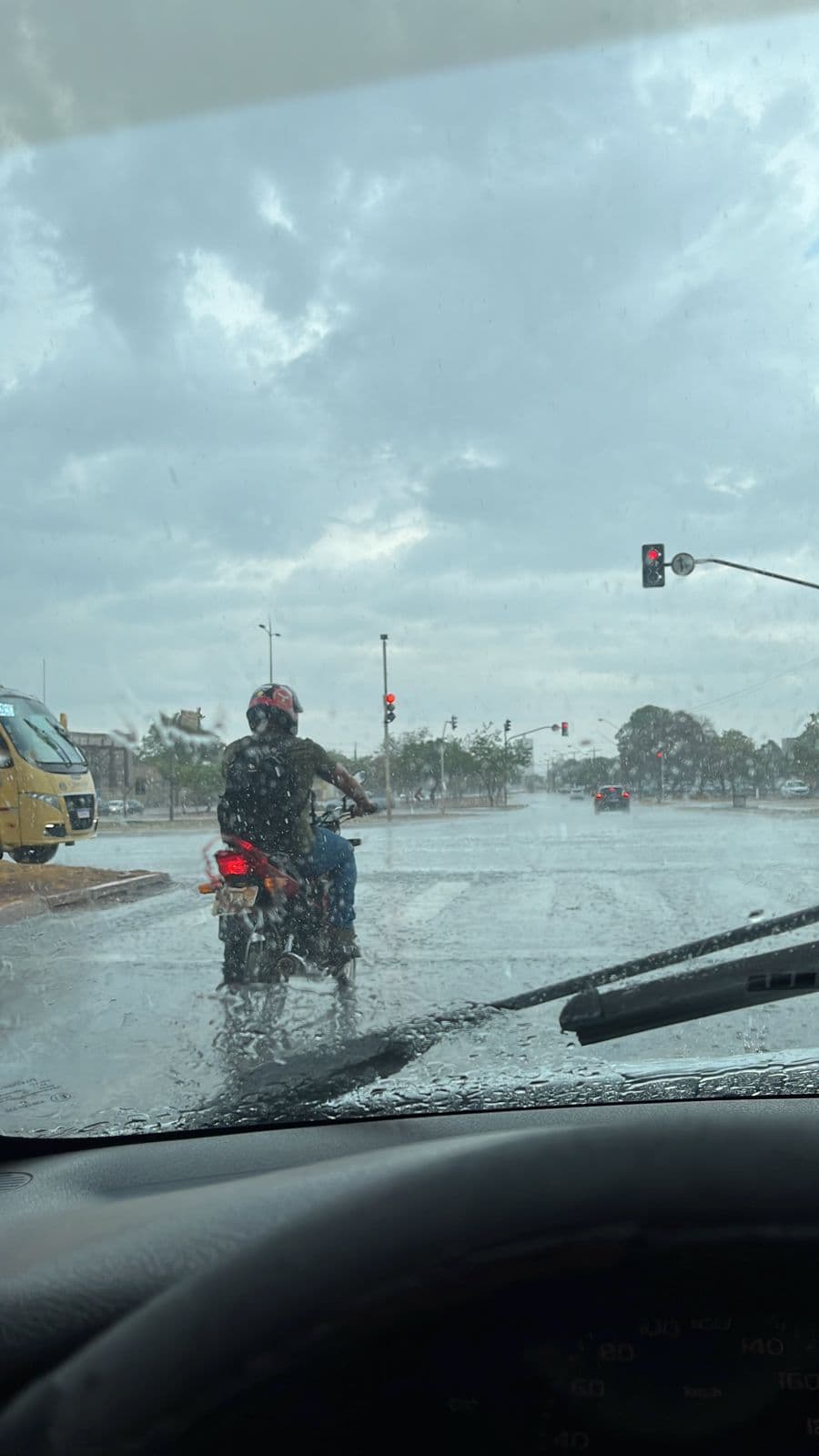 VÍDEOS: Durante onda de calor no Tocantins, chuva é registrada em Palmas