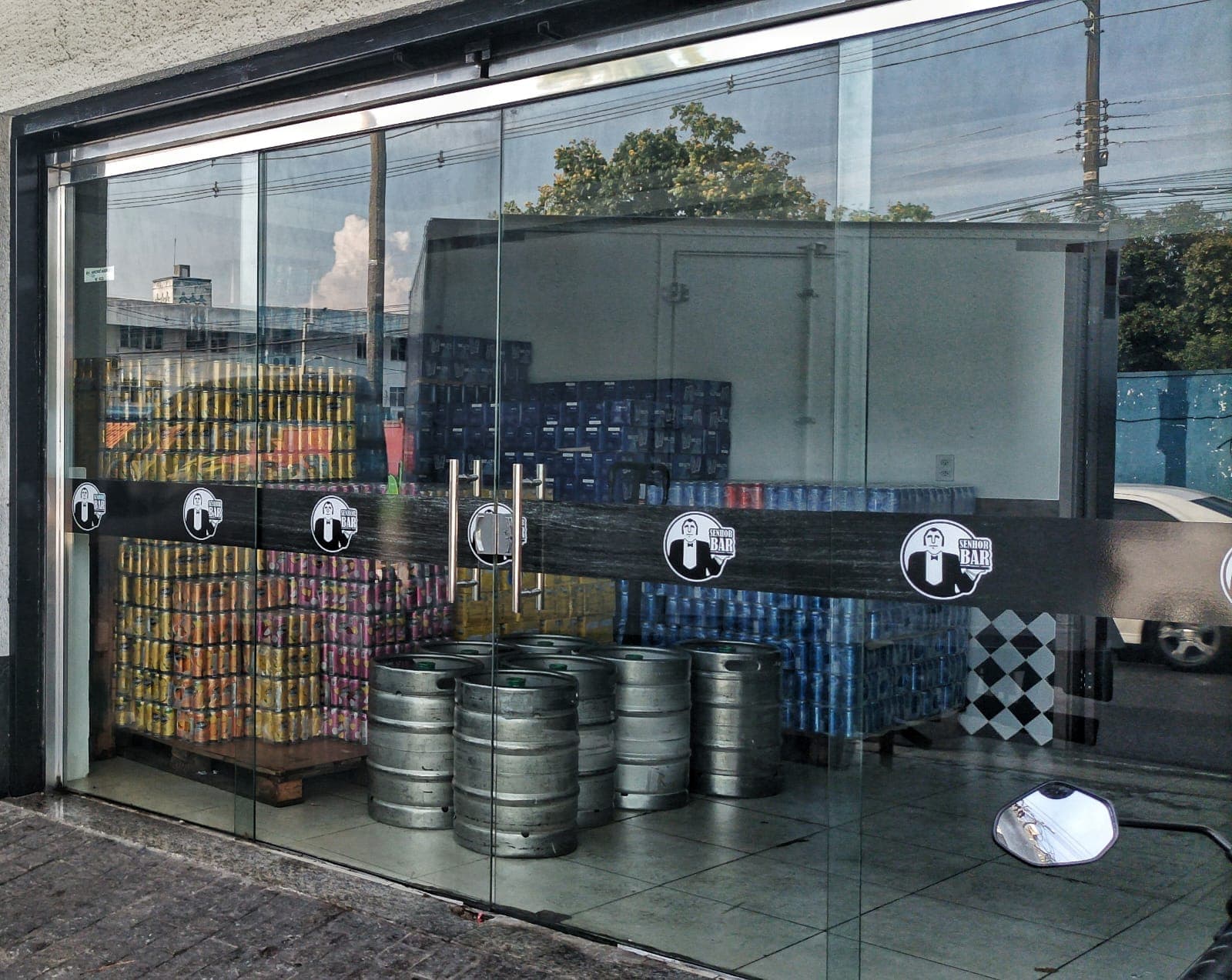 Criminosos ligam para distribuidora e em seguida assaltam local em Manaus