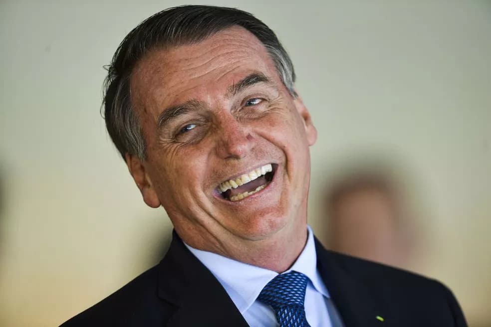 Bolsonaro faz harmonização facial e coloca lente nos dentes. Veja resultado